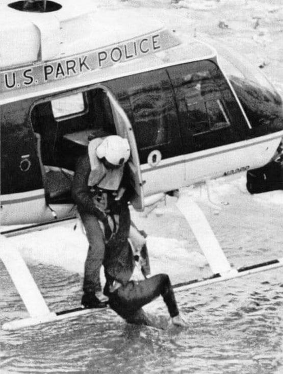 1982_januar_a_u_s_park_police_helicopter_rescues_one_of_five_survivors_from_airflorida_flight_90_which_crashed_into_the_potomac_during_take-off.jpg