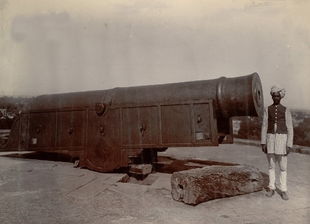 1900_big_cannon_at_deeg_fort_bharatpur_rajasthan_india_cr.jpg