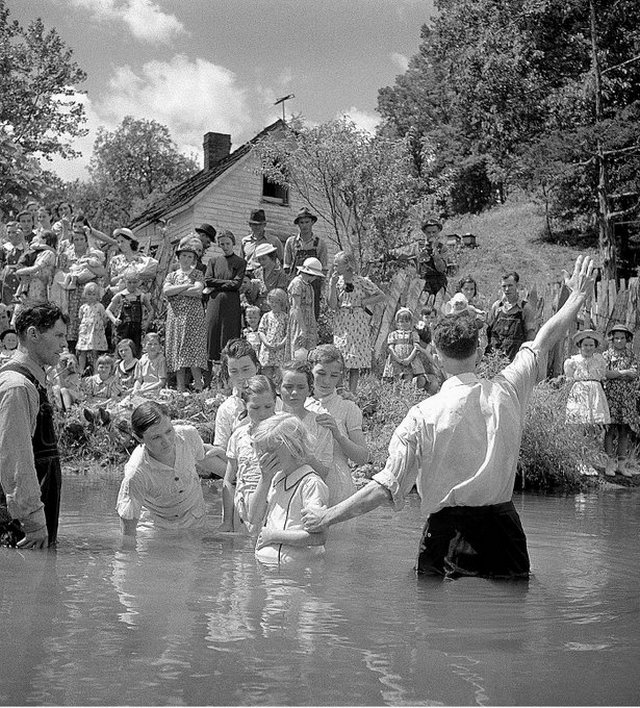 1938_baptising_in_olde_towne_creek_red_hill_tennessee_us.jpg