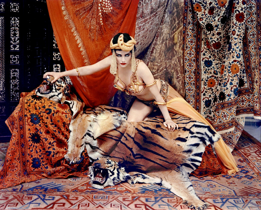 1958_unrecognizable_marilyn_monroe_poses_as_silent_film_star_theda_bara_for_life_magazine.jpg