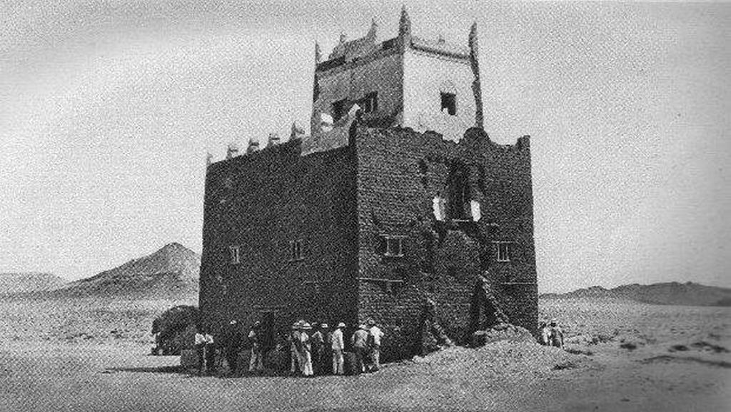 1895_italian_colonists_inspect_old_somali_fort.jpg