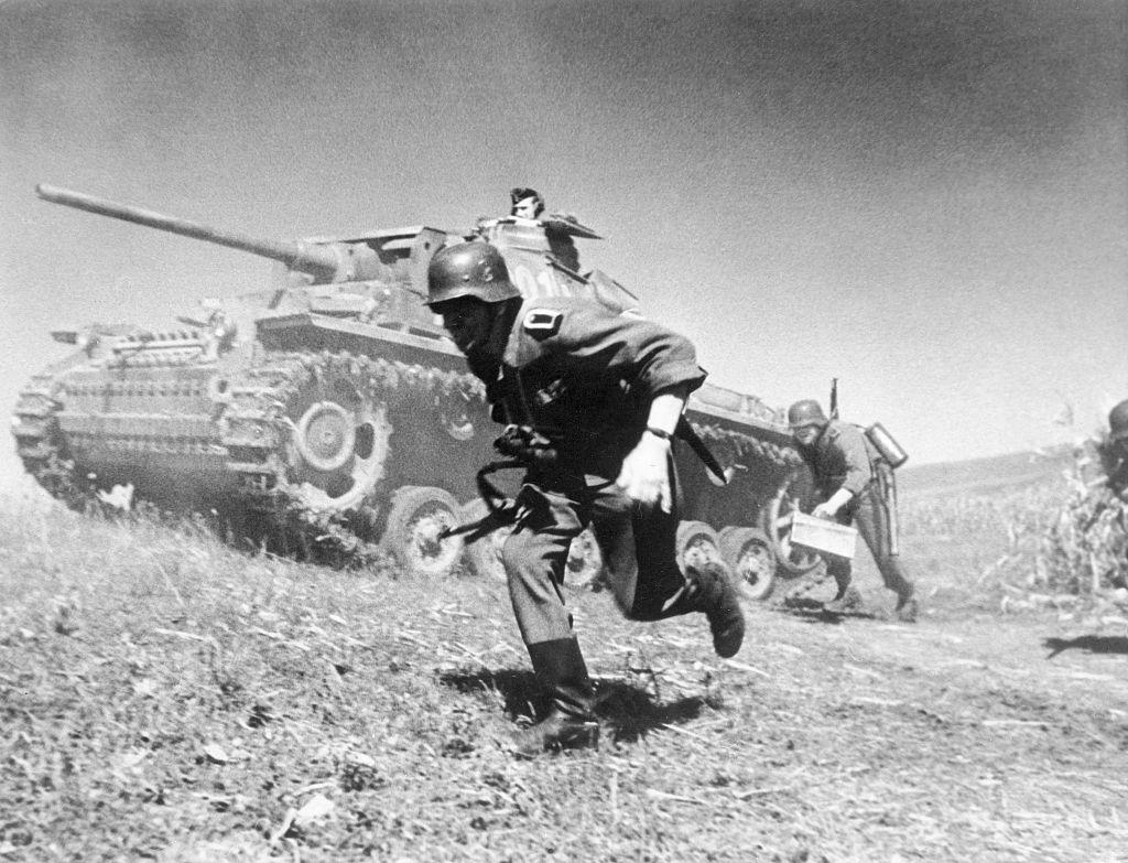 1942_german_grenadiers_run_past_a_panzer_iii_l_during_an_attack_soviet_union.jpg