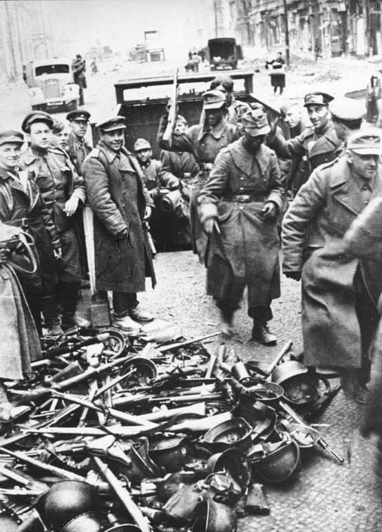 1945_majus_2_german_troops_surrendering_their_weapons_near_a_subway_entrance_in_berlin_cr.jpg