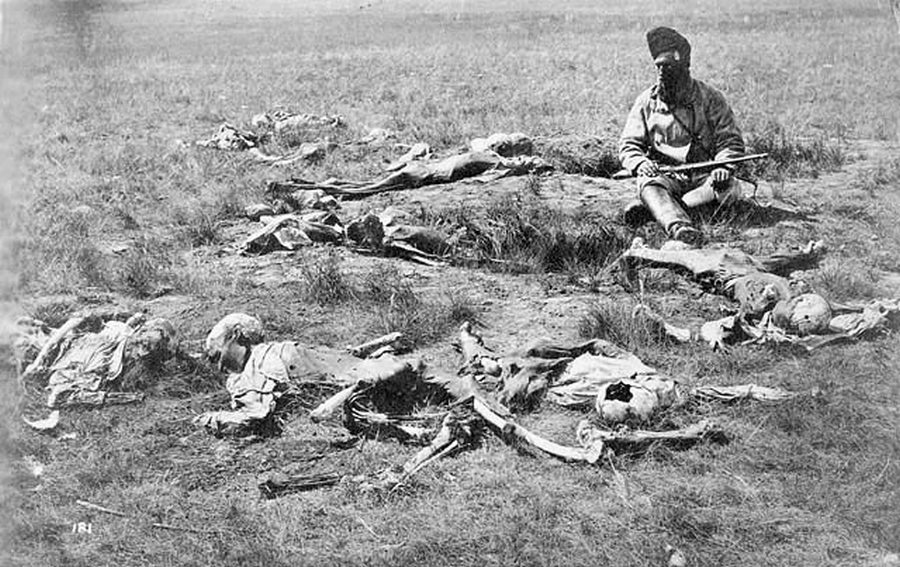 1874. Crow indiánok maradványai, akiket a sziúk skalpoltak és öltek meg..jpg