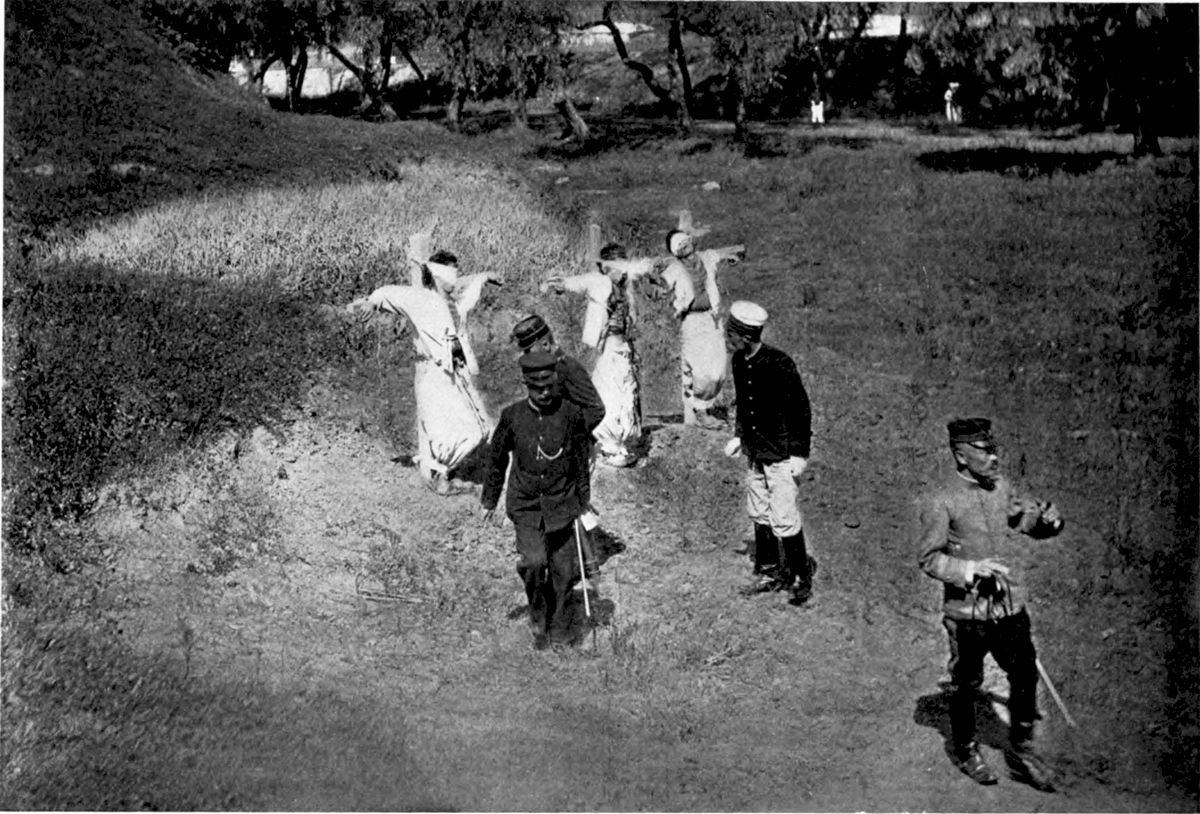 1905 körül. Japánok által megszállt Koreában, földjük kisajátítása ellen tüntető parasztok kivégzése..jpg