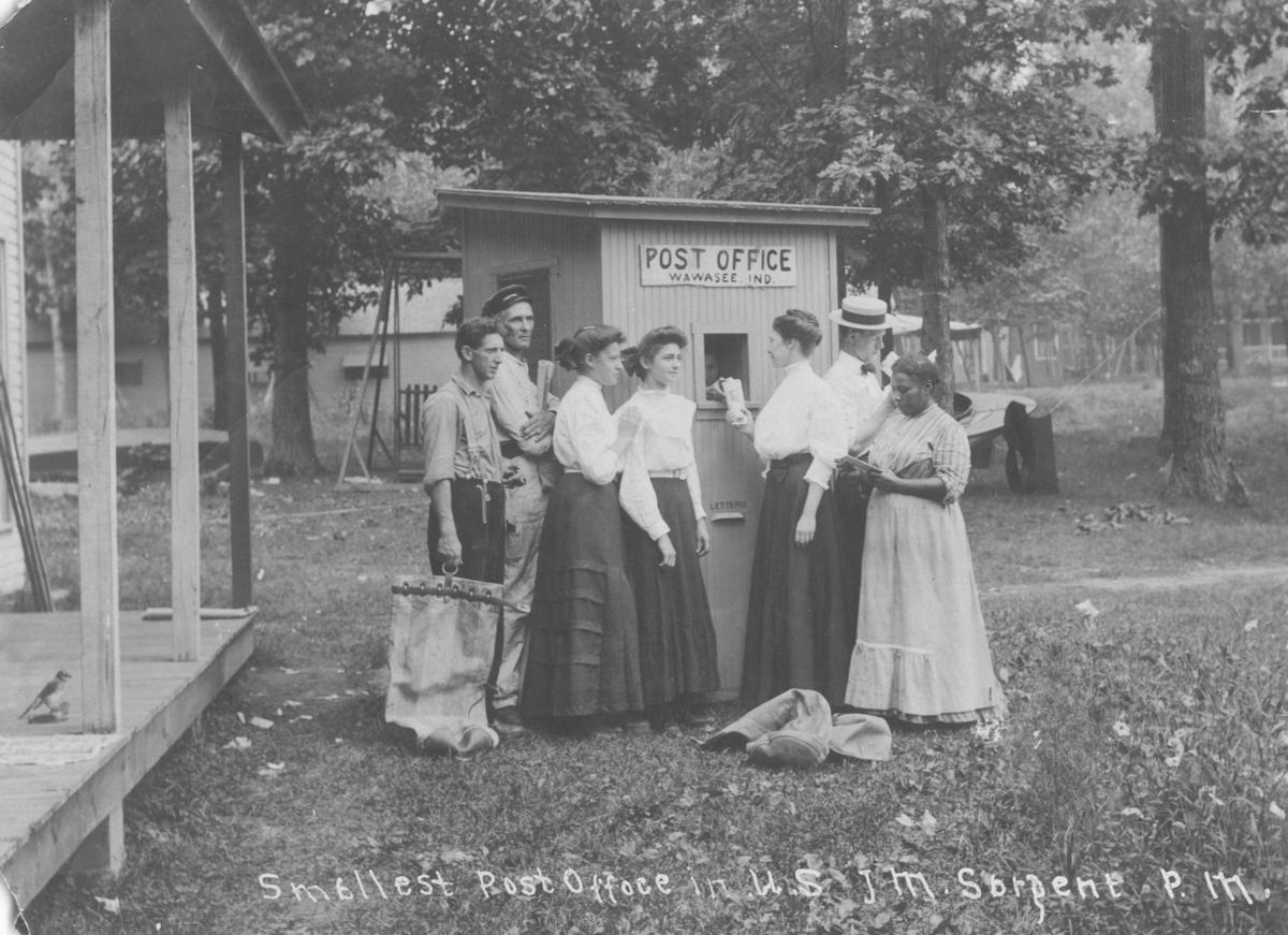 1920. A legkisebb postahivatal az Államokban. Lake Wawasee, Syracuse, Indiana.jpg