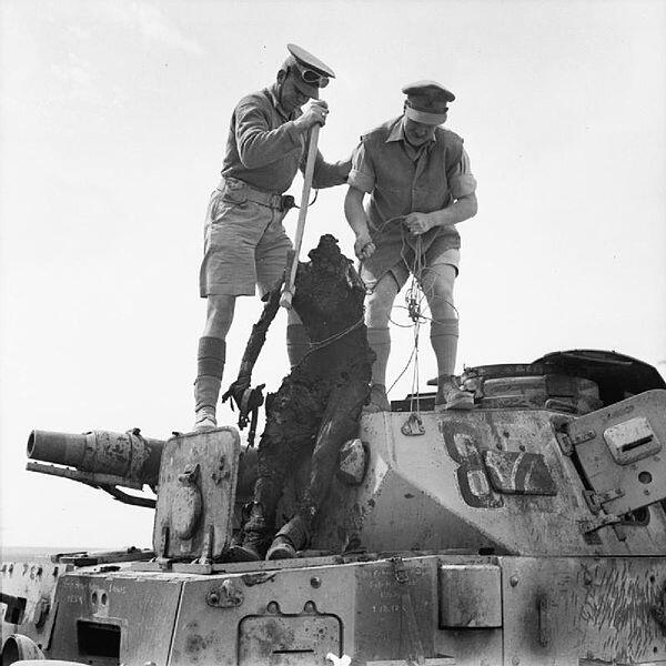 1942. Észak-Afrika. Brit katonák emelik ki egy német PzKpfw IV tank rádiósának maradványait..jpg
