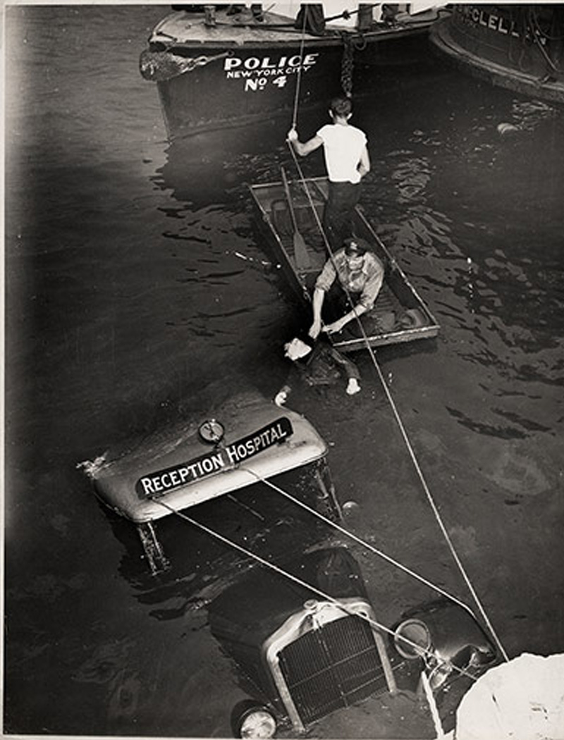 1943. Egy balesetet szenvedett mentőautó-sofőr holttestének kiemelése az East Riverből, New York..jpg