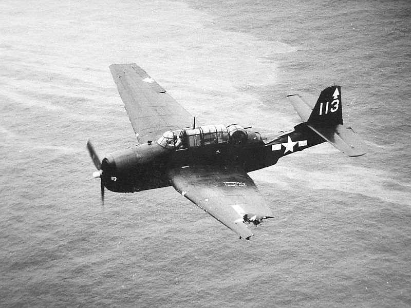 1944. Sérült Grumman TBF Avenge készül leszálláshoz..jpg