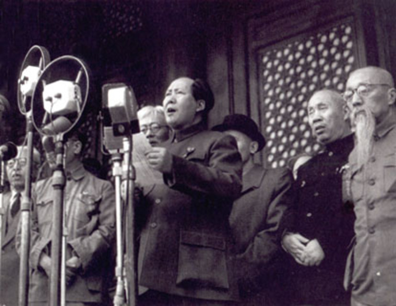 1949. Mao Ce Tung bejelenti a független Kínai Népköztársaság megalakulását..jpg