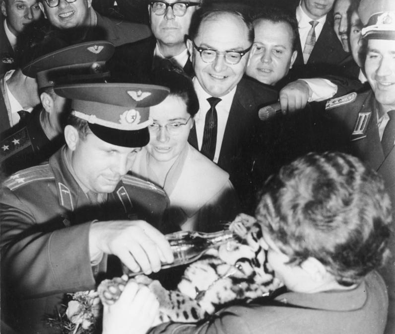 1963. Berlin. Valentyina Tyereskova és Jurij Gagarin látogatása az állatkertben. Remélem az ott nem vodka..jpg