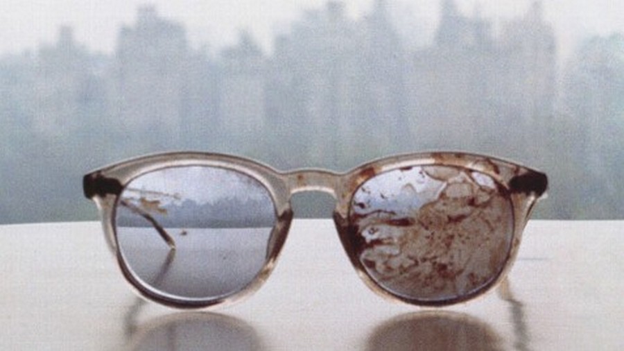 1980. John Lennon szemüvege amit a merényletekor viselt..jpg