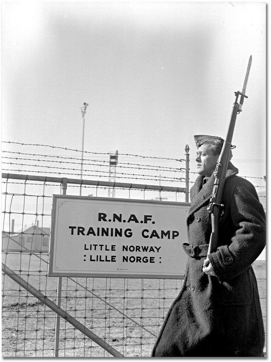 1940_norwegian_soldier_on_guard_duty_marching_past_the_main_gate_into_the_royal_norwegian_air_force_s_little_norway_training_facility_located_in_toronto_canada.jpg