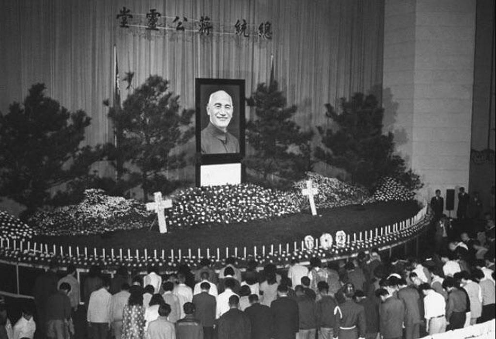 1975_the_funeral_of_the_former_president_of_the_republic_of_china_chiang_kai-shek_in_taipei.jpg