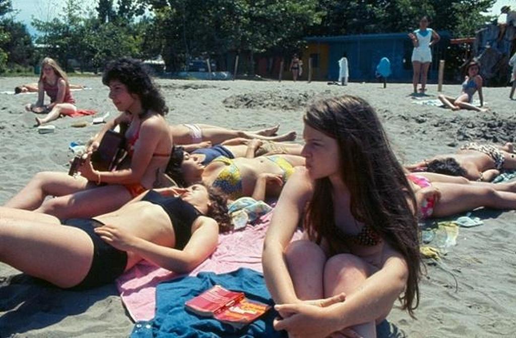 1979_a_beach_in_iran_a_few_months_before_the_islamic_revolution.jpg