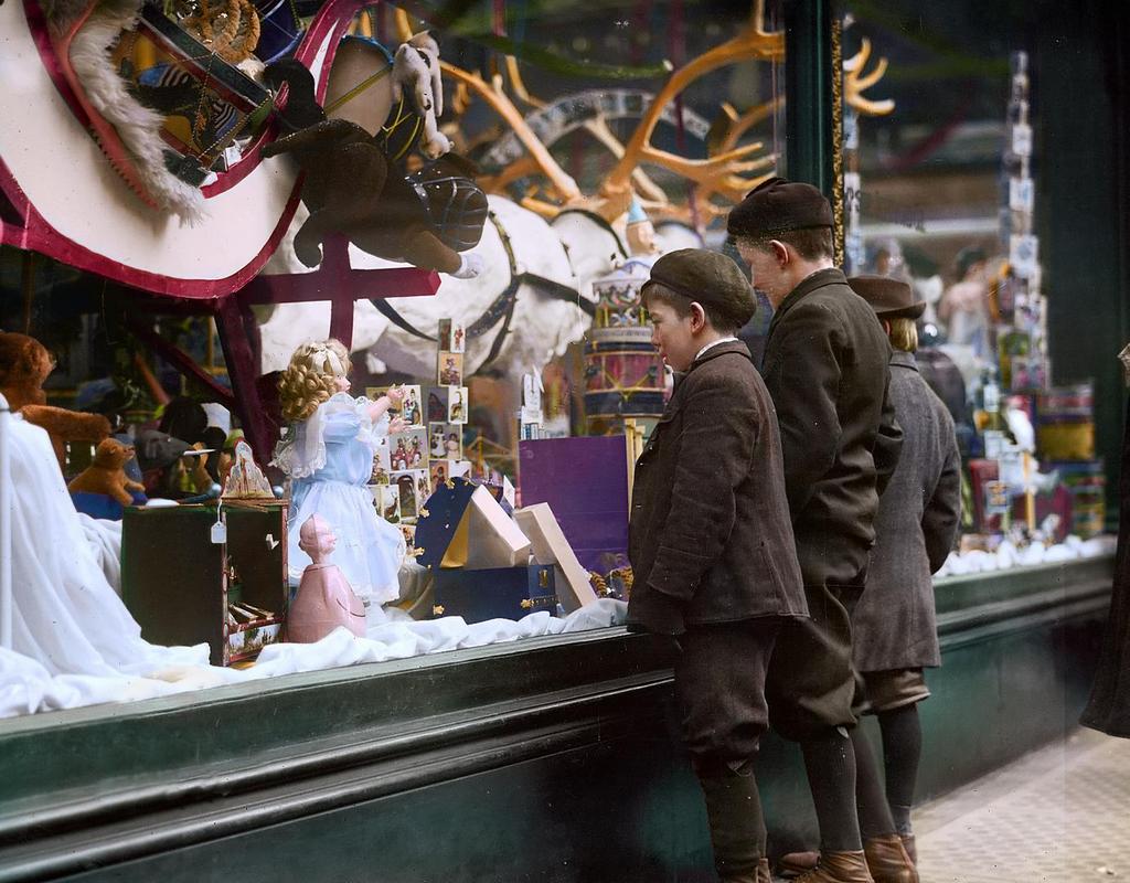 1912_children_looking_at_xmas_toys_in_a_shop_window_new_york.jpg