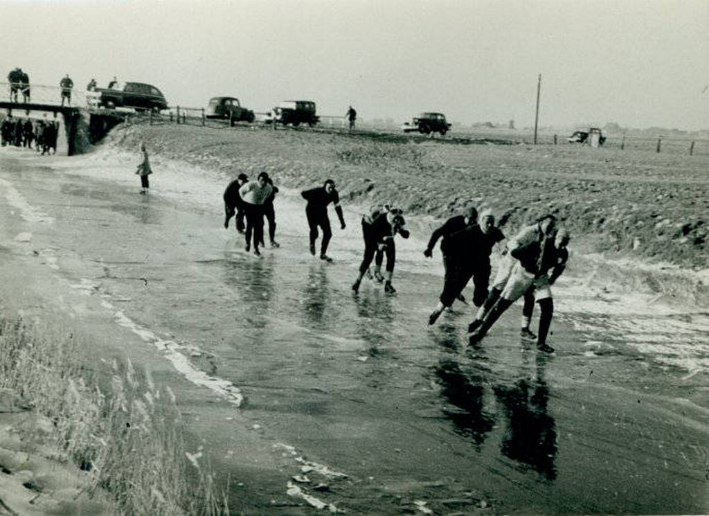 1947_ice_skaters_of_the_9th_elfstedentocht_near_finkum.jpg