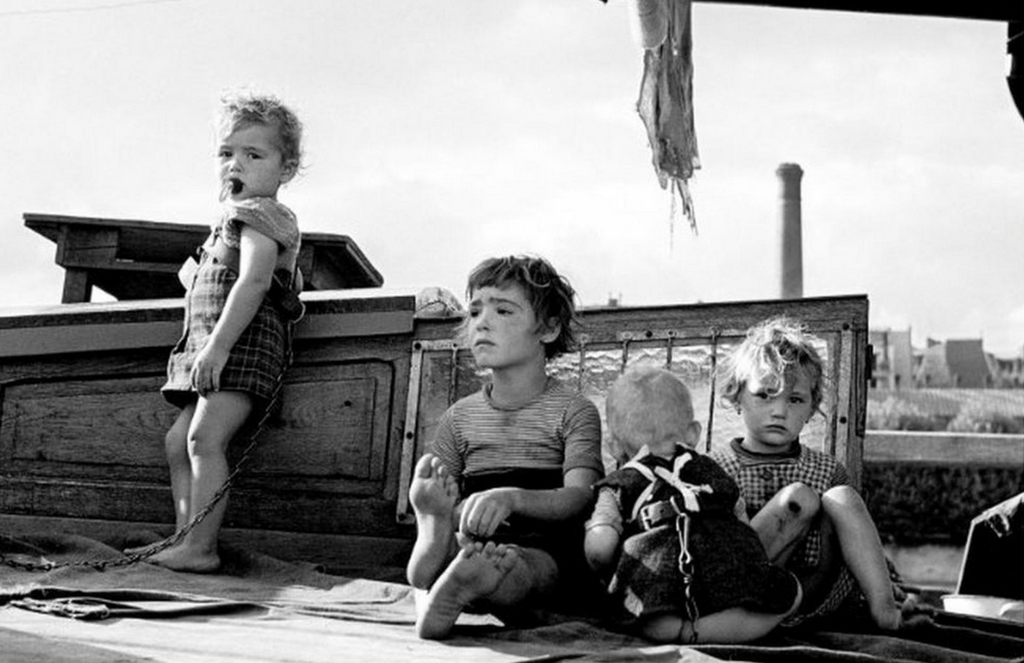 1953_children_chained_to_a_barge_for_their_safety_paris_france.jpg