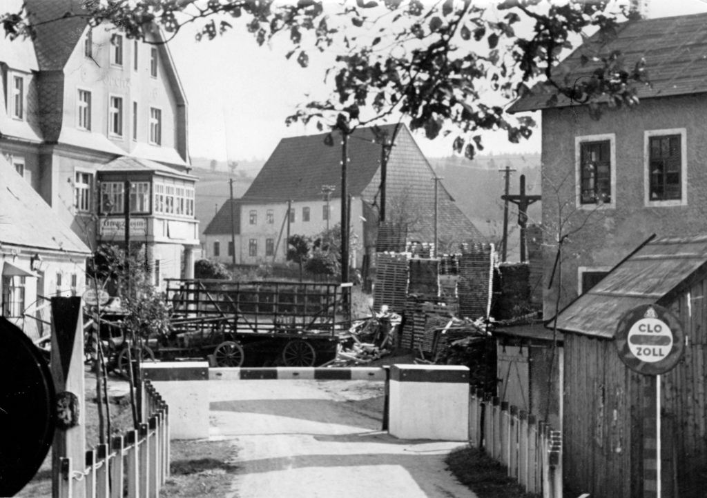1938_border_crossing_between_deutschneudorf_and_einsiedl_mnisek_in_the_sudetenland_blocked_by_czechoslovakia.jpg