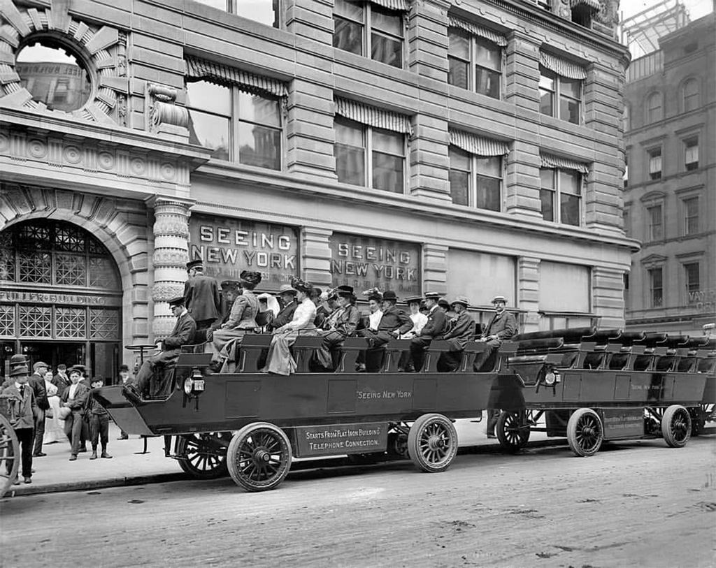 1904_new_york_circa_1904_see_new_york_electric_buses_in_the_flatiron_building.jpg