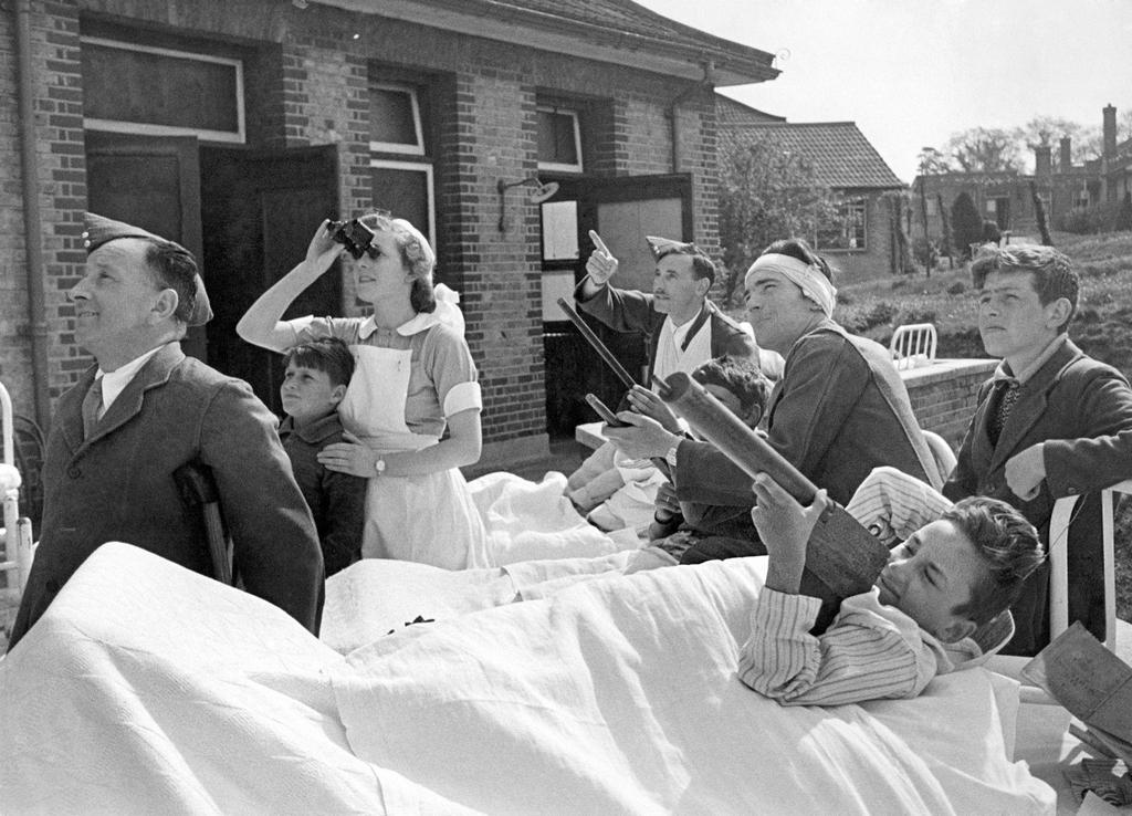 1940_nurses_and_patients_watch_the_dogfights_between_the_r_a_f_and_the_german_airforce_at_the_height_of_the_battle_of_britain.jpg