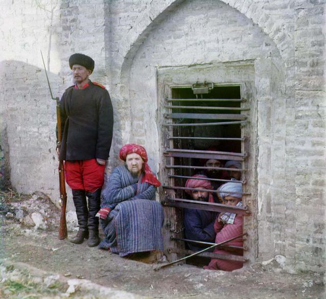 1907_men_are_held_in_the_debtors_prison_inside_the_bukhara_dungeon_p-gorsky.jpg