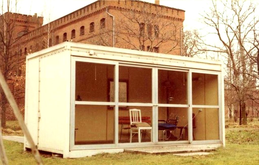 1987_the_summer_house_at_spandau_prison_where_rudolph_hess_found_dead.jpg