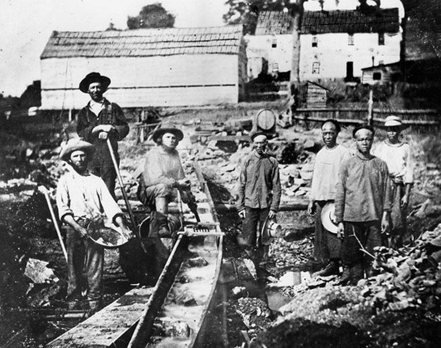 1852. Auburn Ravine. Kaliforniai aranyláz idején fehér és kínai aranyásók dolgoznak..jpg