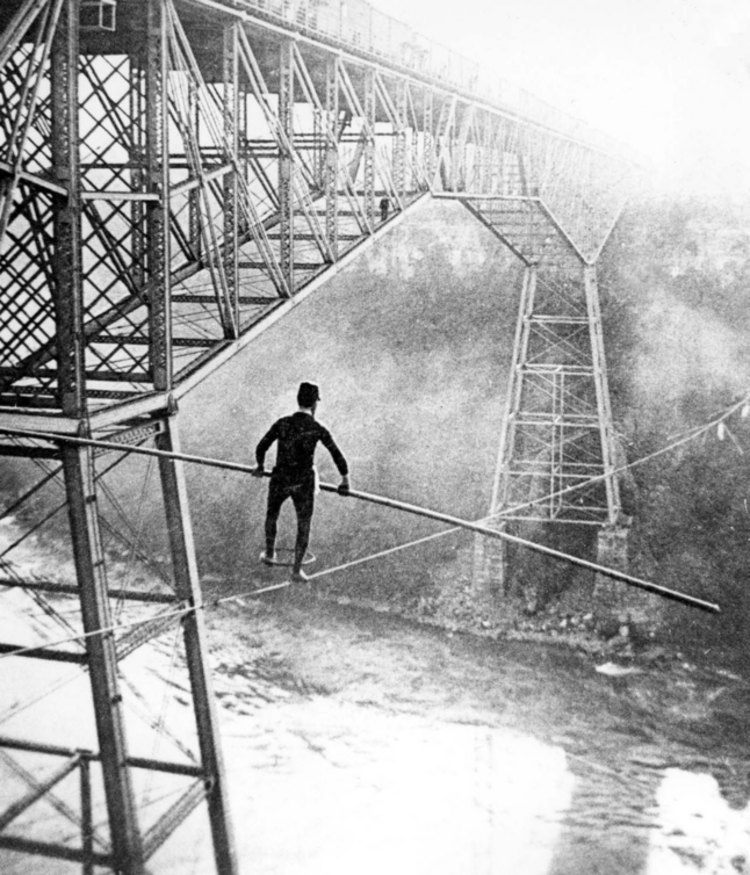 1895. Samuel J Dixon kötéltáncos a Niagara Cantilever Bridge vasúti híd mellett tart bemutatót..jpg