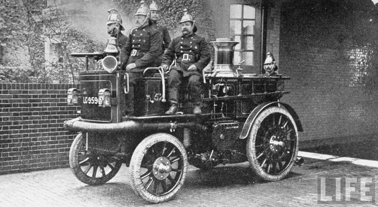 1902. Londoni tűzoltók, gőzkocsijukkal..jpg
