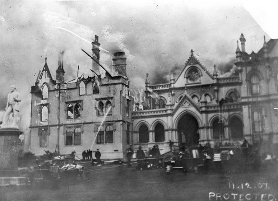 1907. Wellington. Tűz az új-zélandi parlamentben. Aztán 1992-ben újra leégtek a felső szintek és a tetőszerkezet..jpg