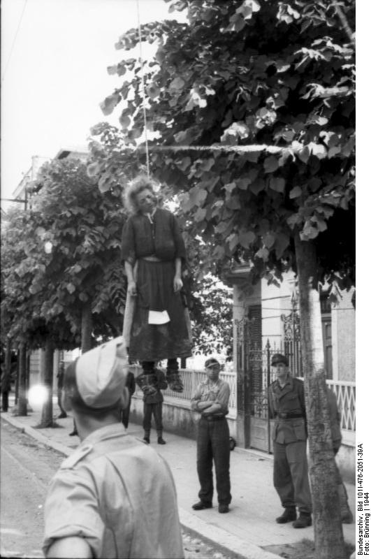 1944. Róma. Németek által felakasztott olasz nő. A szoknyájára tűzve egy papíron a bűne..jpg