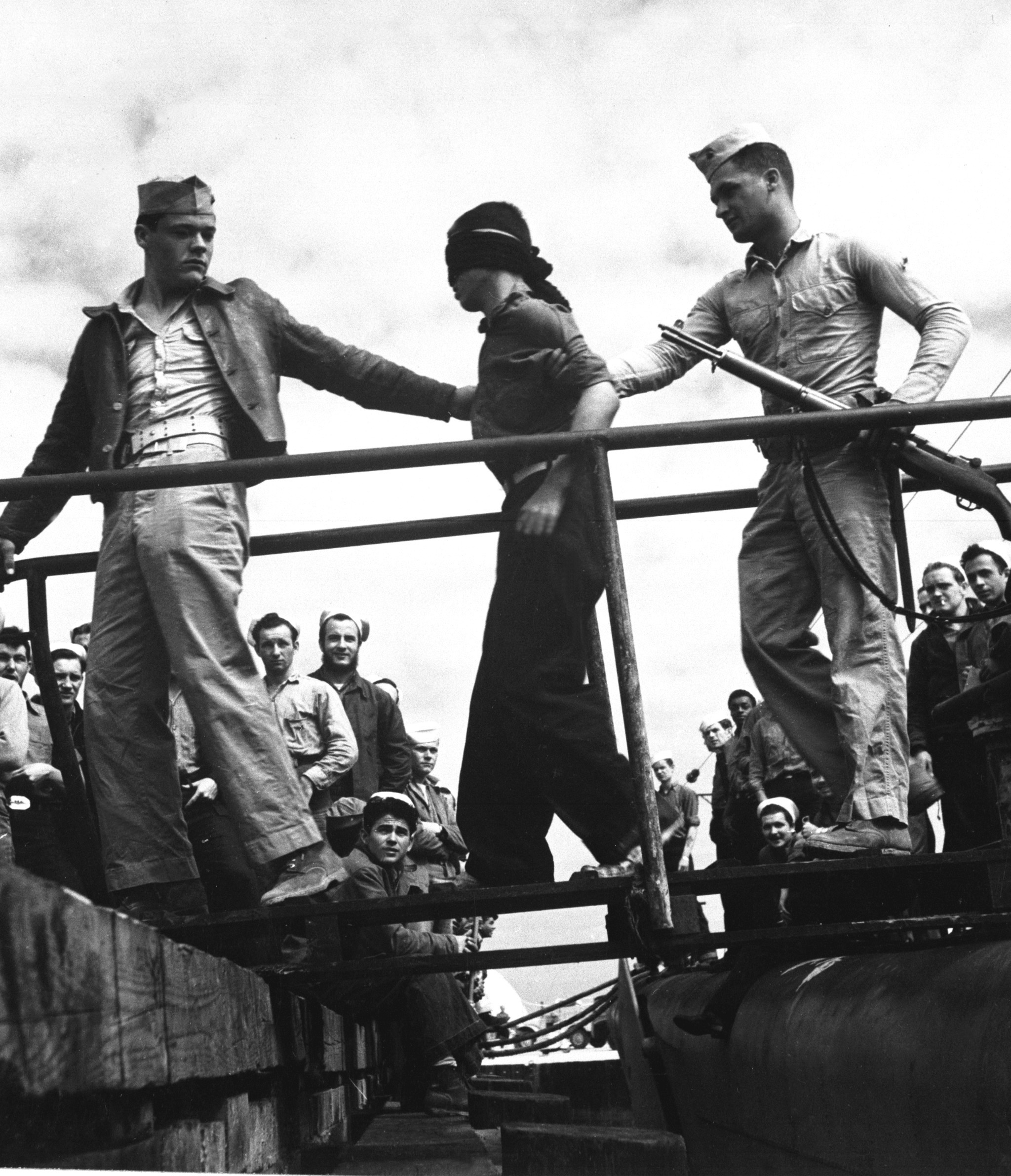1945. Japán hadifoglyok kiszállítása egy járőrözésből visszatérő tengeralattjáróból a csendes-óceáni hadszintéren..JPEG