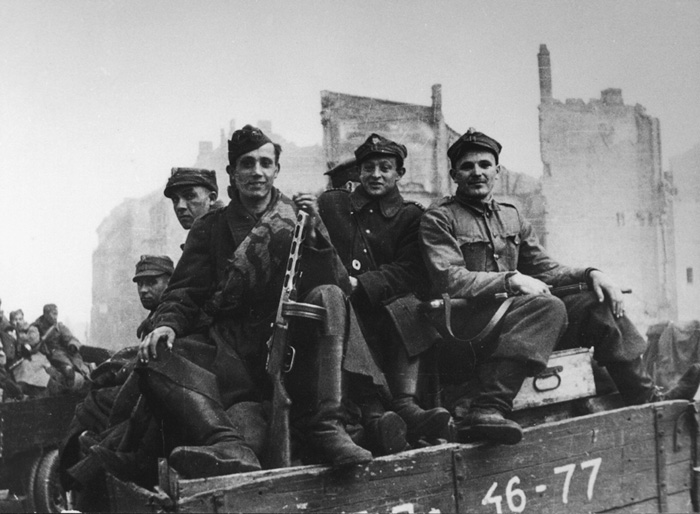 1945. Lengyel katonák Berlinben a Győzelem Napján..jpg