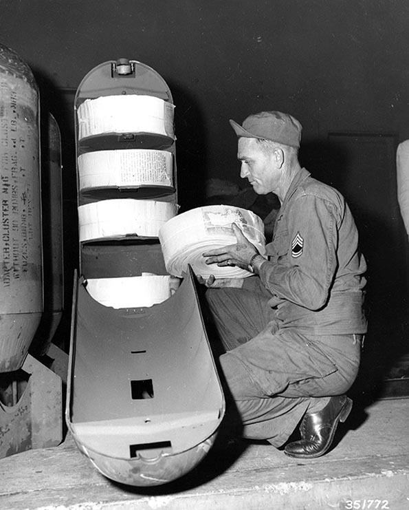 1950. Propaganda bomba. Észak-korea fölött ledobott röplap-bomba betöltése..jpg