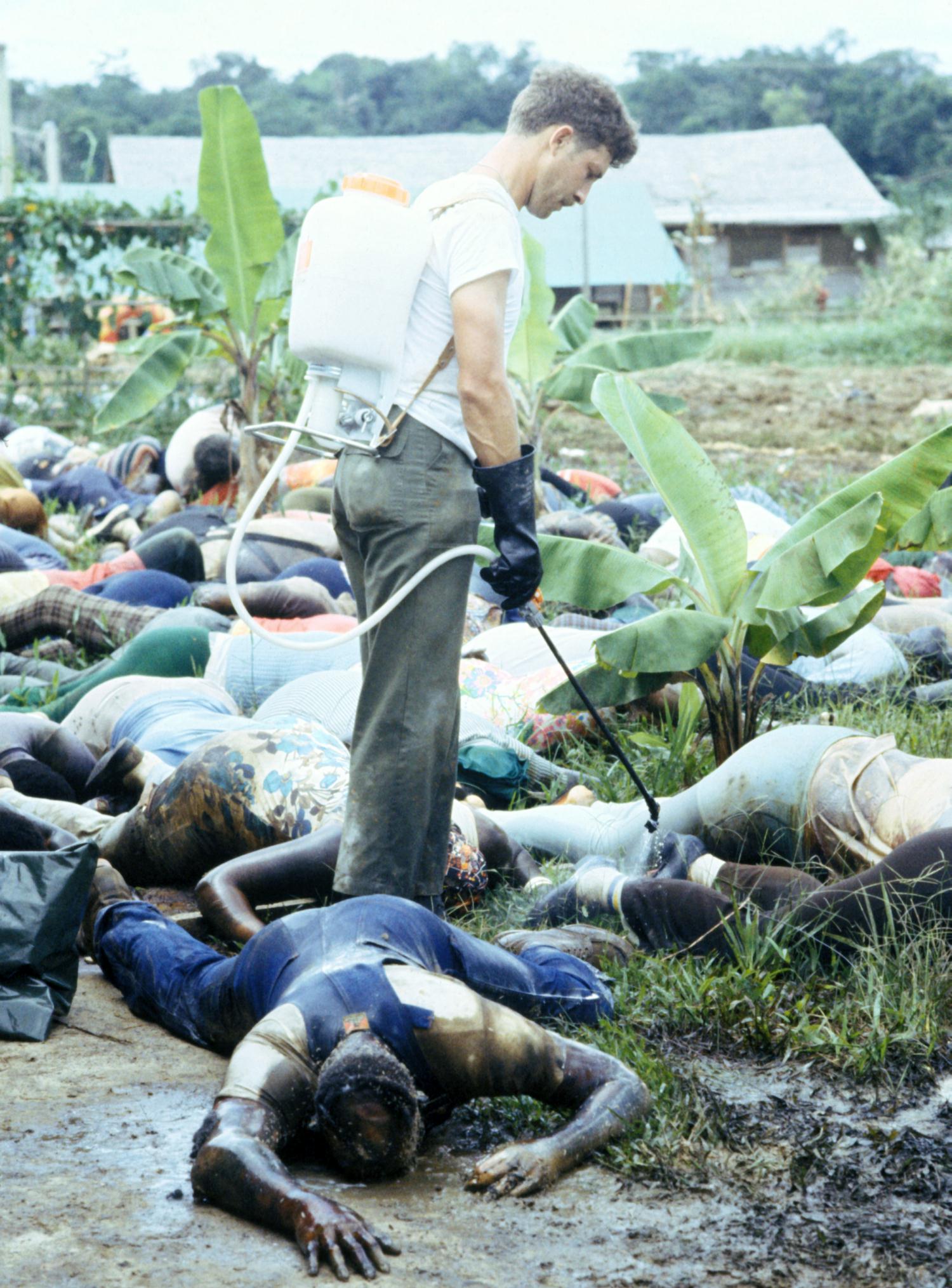 1978. Guyanában, Jonestownban a tömeges öngyilkosságot elkövetett Népek Temploma szekta tagjainak holtteste amerikai katona fertőtlenítőszerrel fecskendezi le, mielőtt hazaszállítanák az Államokba..jpg
