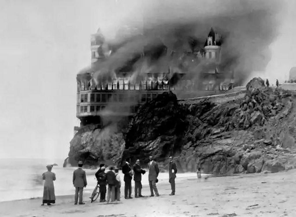 1907_san_francisco_s_iconic_cliff_house_hotel_burn_down_on_the_evening_of_september_7th.jpg