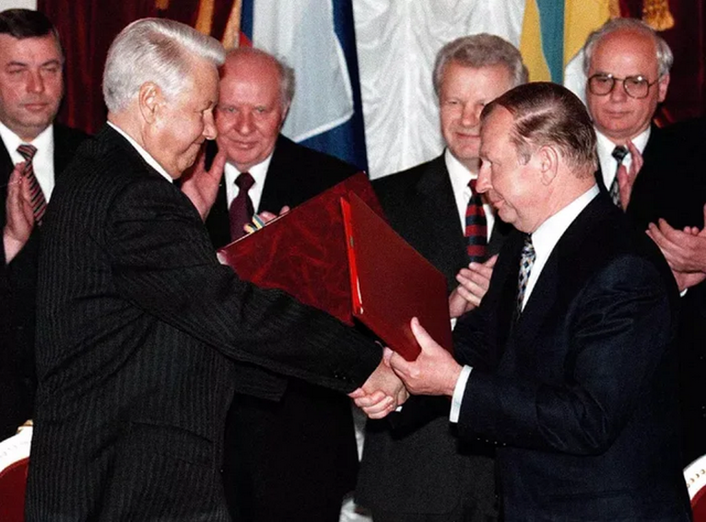 1996_ukraine_handed_over_nuclear_weapons_to_russia_in_exchange_for_a_guarantee_never_to_be_threatened_or_invaded.png