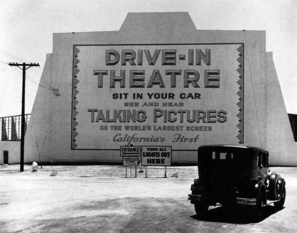 1935_first_drive-in_theater_los_angeles.jpg