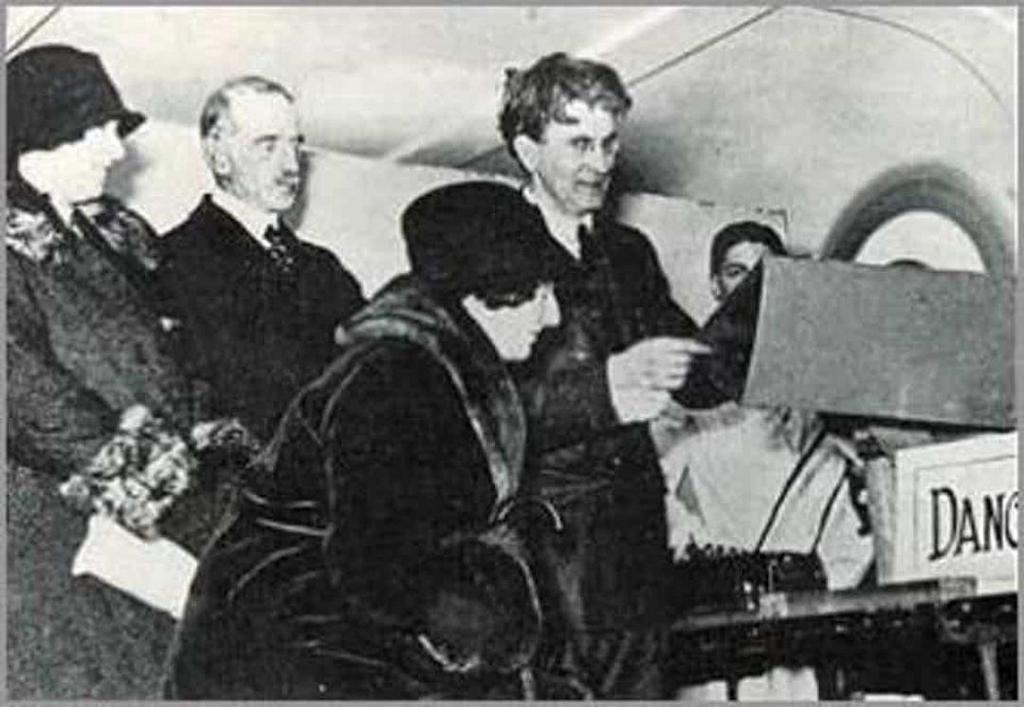 1926_inventor_john_l_baird_gives_the_first_ever_public_demonstration_of_a_television_at_selfridge_s_department_store_in_london.jpg