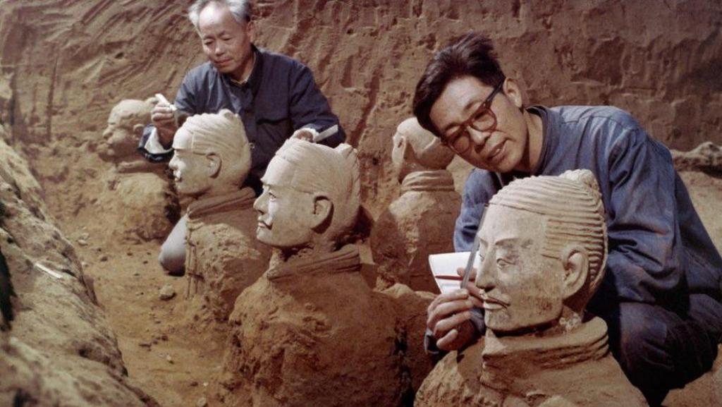 1979_archeologists_excavate_and_examine_ancient_terracotta_warrior_sculptures_in_xi_an_people_s_republic_of_china.jpg