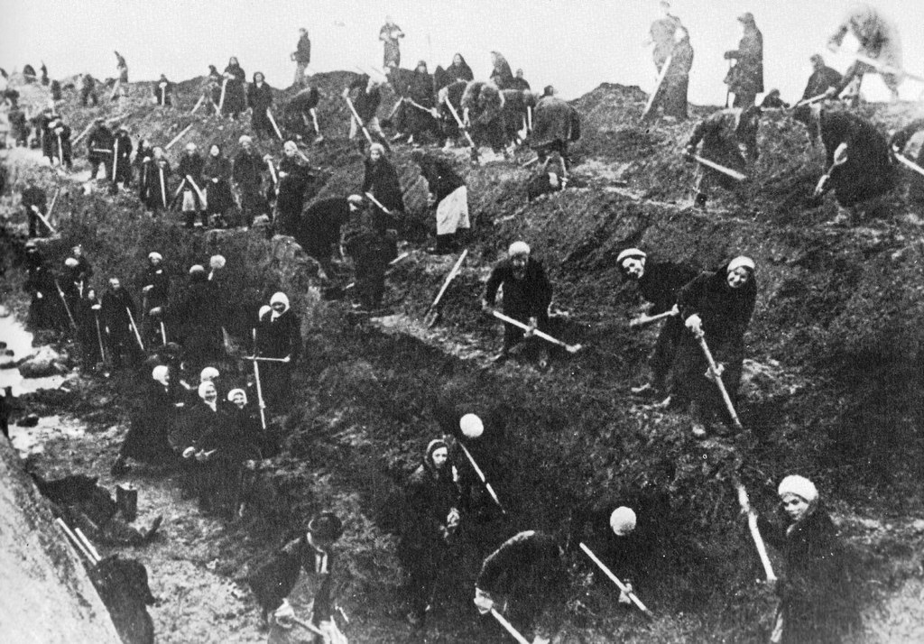 1941_women_dig_anti-tank_trenches_around_moscow.jpg