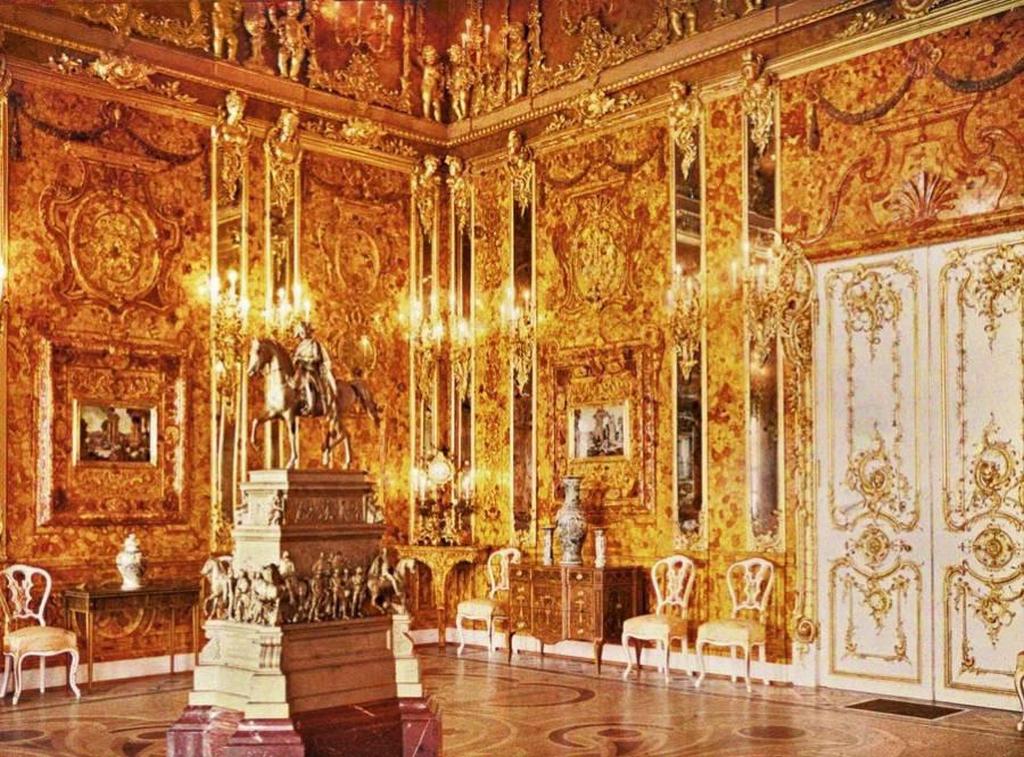 1943_the_only_known_color_photograph_of_the_russian_czar_s_fabled_amber_room_looted_by_the_nazi_s_this_unique_priceless_work_of_art_was_lost_st_petersburg.jpg