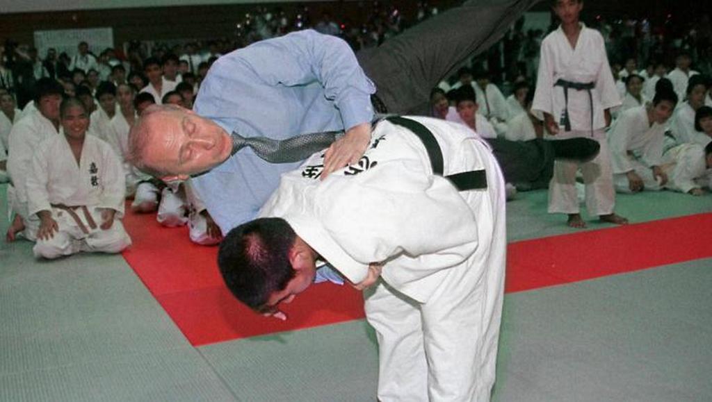 2000_putin_is_thrown_by_a_japanese_judo_student_on_a_visit_to_okinawa.jpg