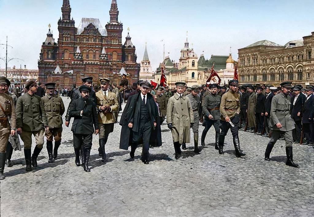 1919_lenin_a_vsevobuch_csapatok_felvonulasan_egyetemes_katonai_kikepzes_moszkva.jpeg