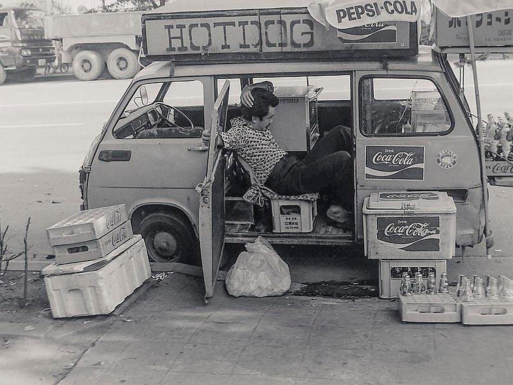 1983_hot_dog_vendor_waiting_for_customers_shinjuku_city_tokyo_japan.jpg