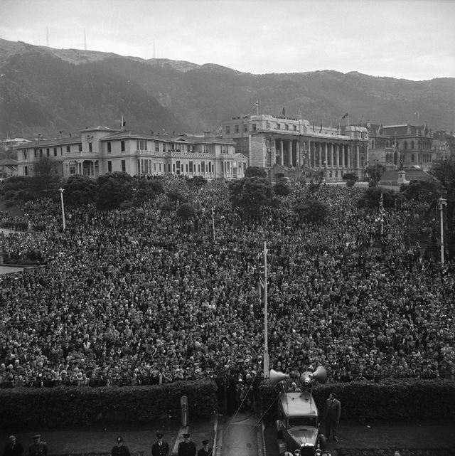 1945_a_crowd_fills_parliament_grounds_and_lambton_quay_on_ve_day_in_wellington_new_zealand.png