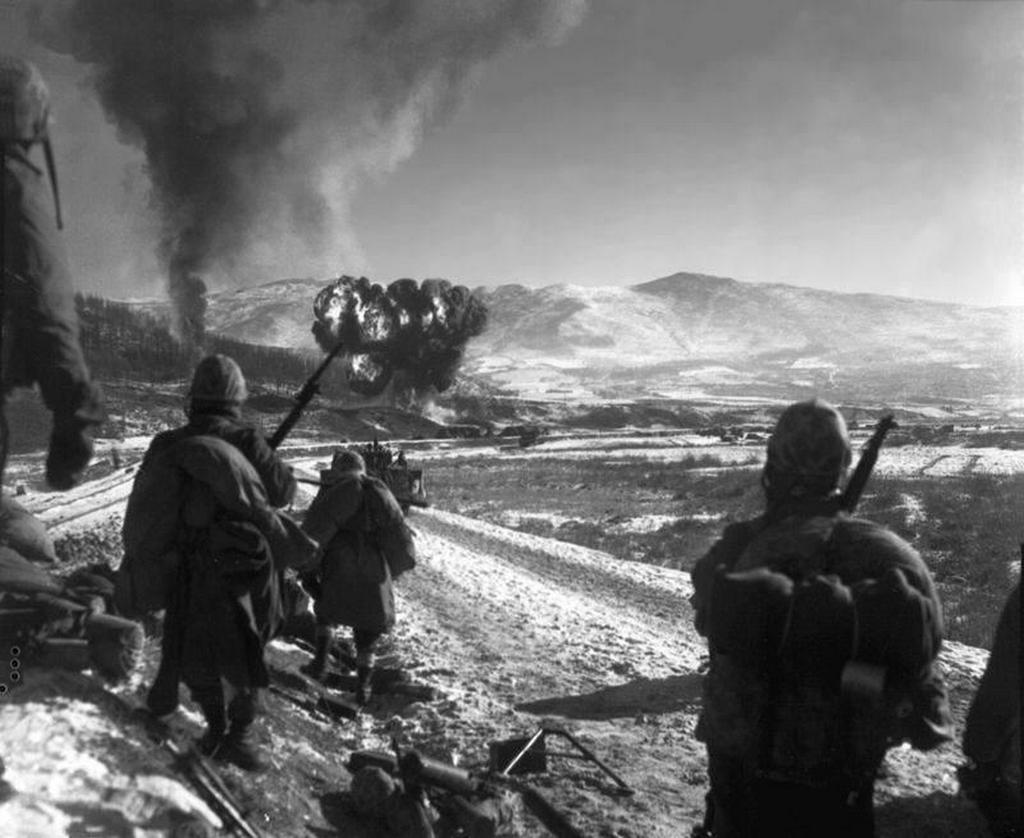 1950_marines_watch_f4u_corsairs_drop_napalm_on_chinese_positions_during_battle_of_chosin_reservoir.jpg