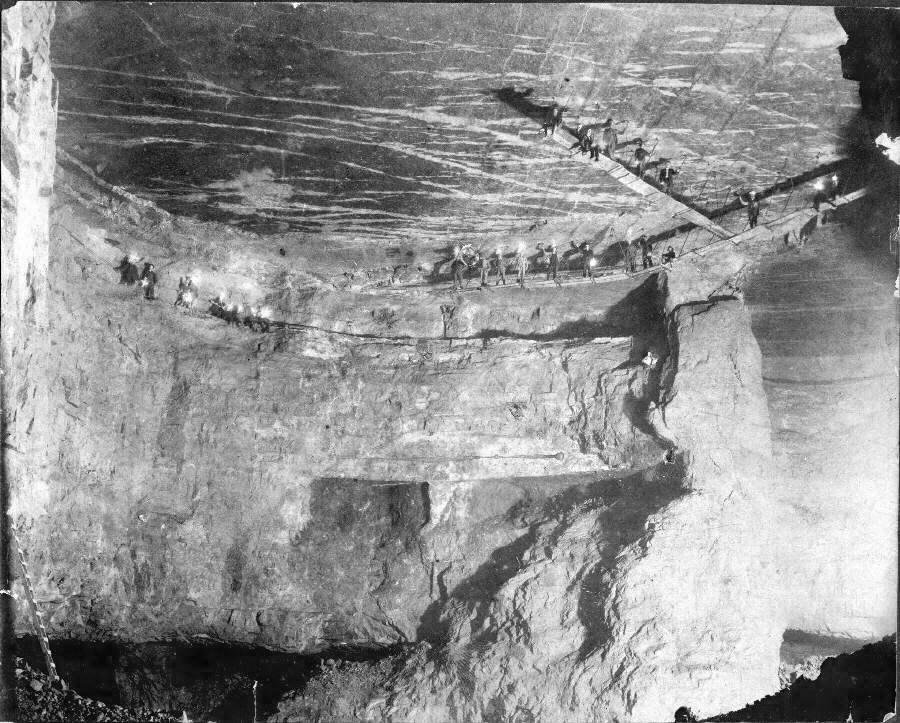 1917. Trapézbányászok. Egy elképesztő bányatechnika, Bonne Terre, Missouri..jpg