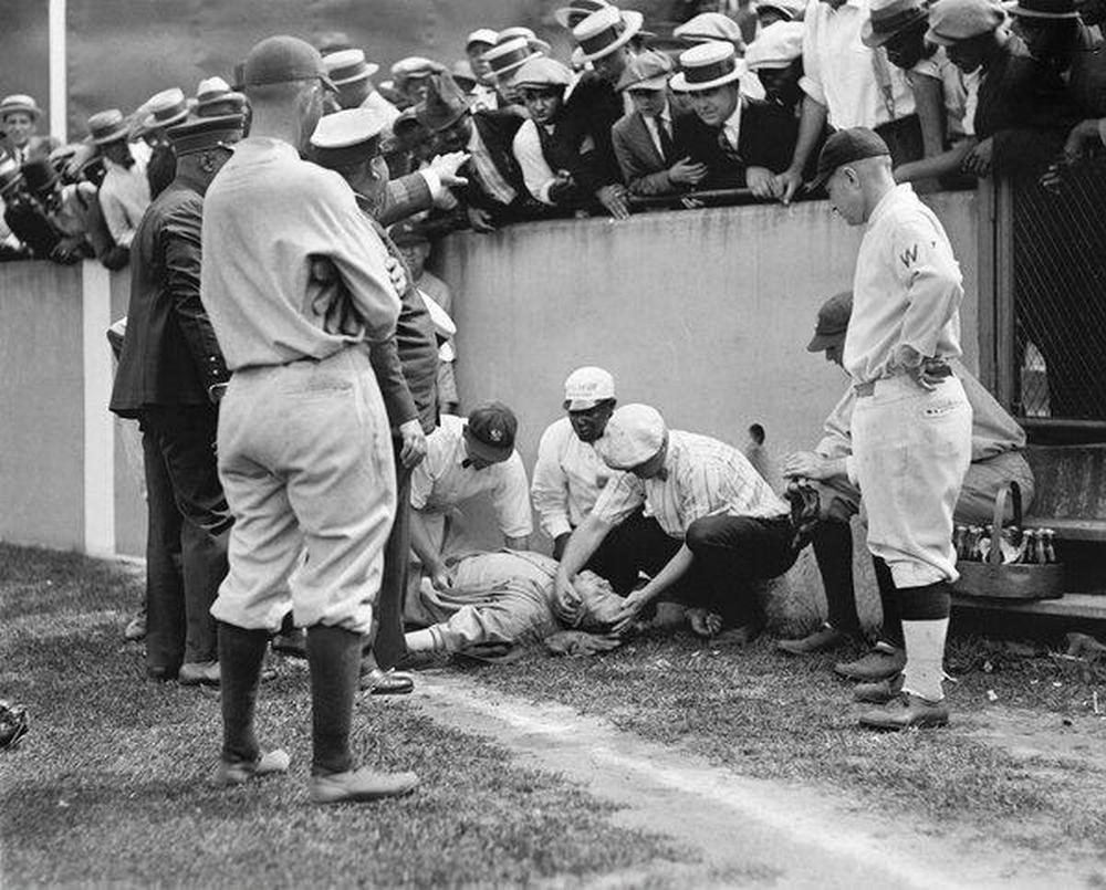 1924. Babe Ruth minden idők legjobb baseball játékosa, egy elkapás közben a falnak futott és elájult..jpg